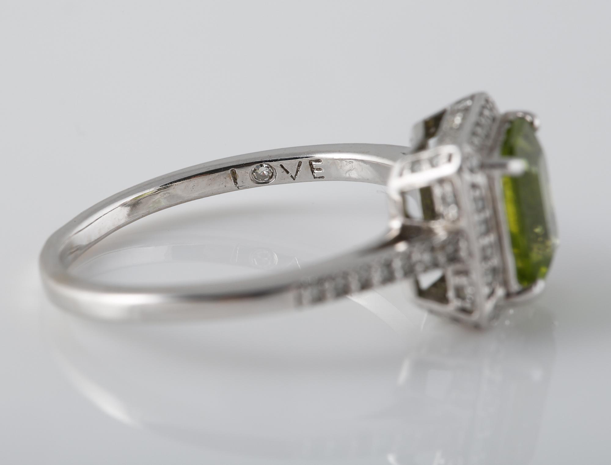 RING, 14K vitguld med åttkantslipade diamanter och fasettslipad peridot. Vikt 3,8 gram.