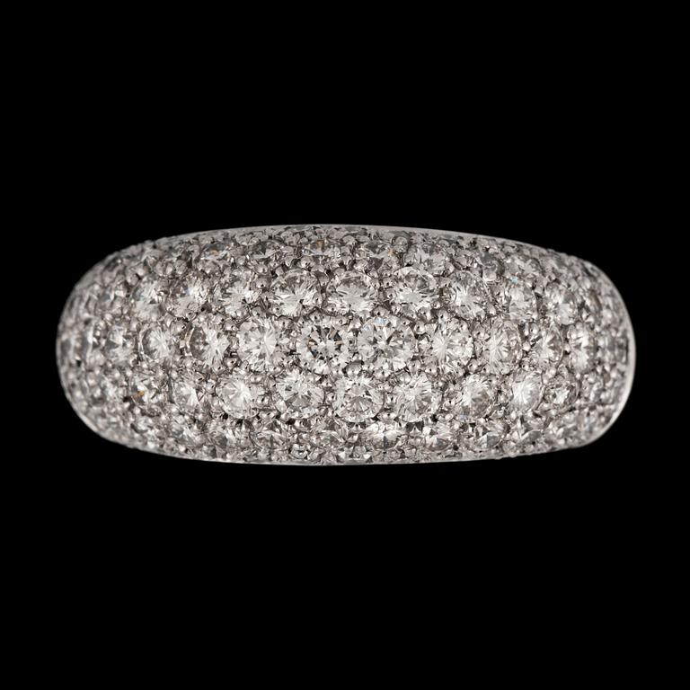 RING med pavéfattade diamanter ca 2.74 ct. Kvalitet ca H/ SI.