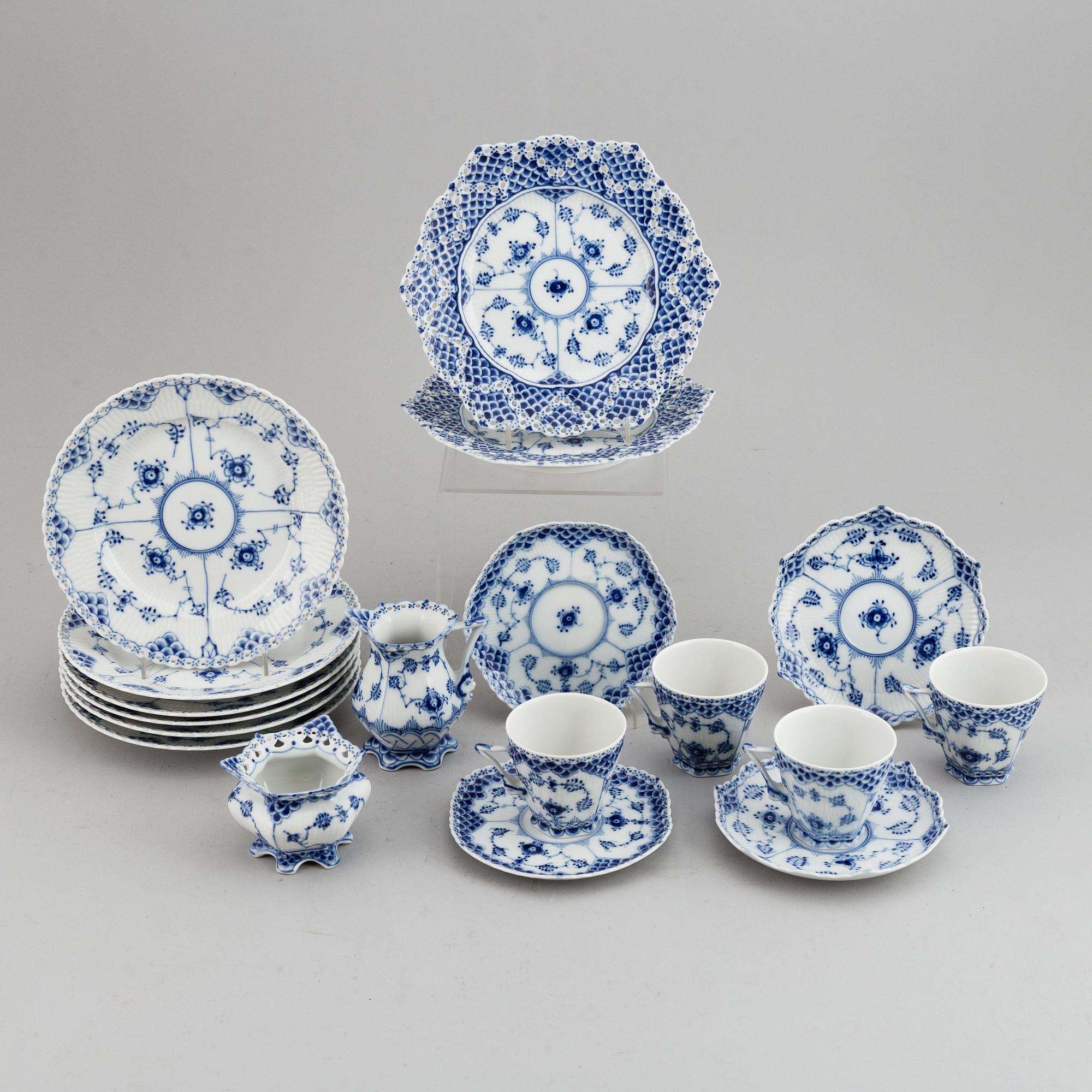 ROYAL COPENHAGEN, servisdelar, 14 st, porslin. "Musselmalet", Danmark.