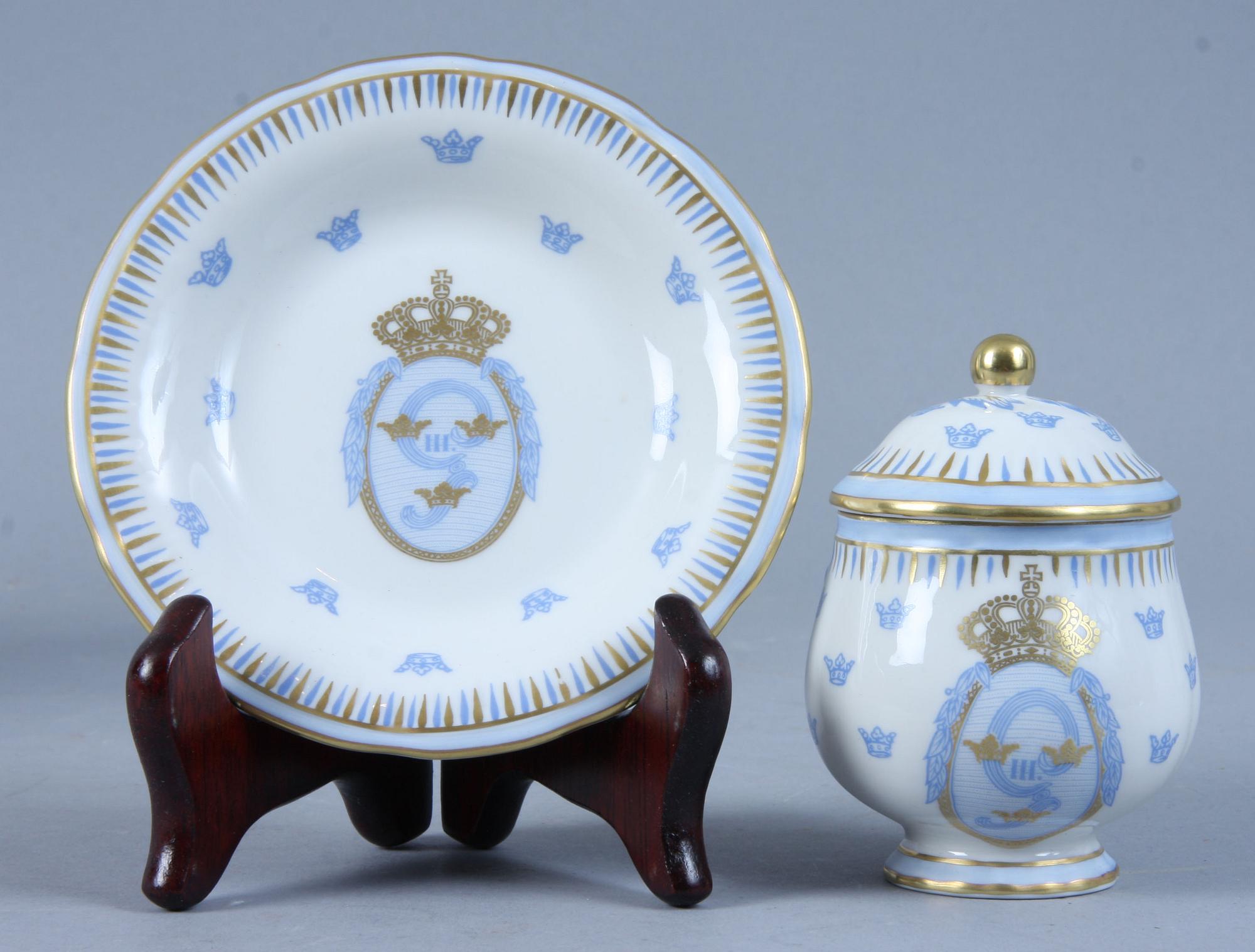 CREMEKOPPAR, 12 st, fältspatsporslin, 1900-talets sista kvartal.