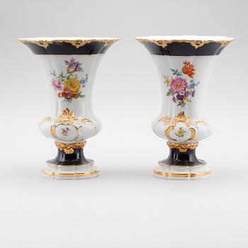 VASER, 2 st, porslin, Meissen, 1900-talets andra hälft.