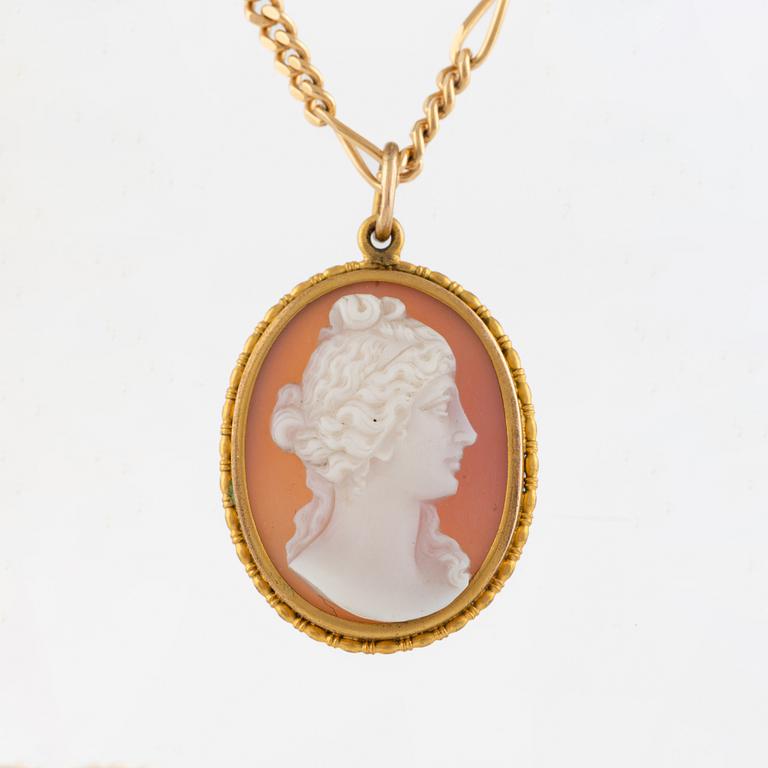 A hardstone cameo pendant with chain.
