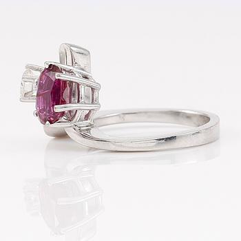RING, 18K vitguld, rubon ca 2.00 ct, briljantslipad diamant ca 0.37 ct.