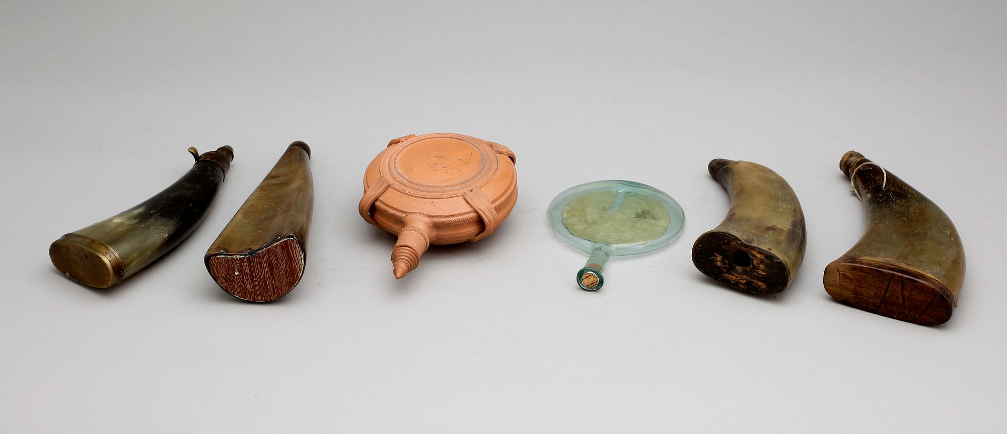 KRUTHORN, 6 st, keramik, glas samt horn, 1800-tal.