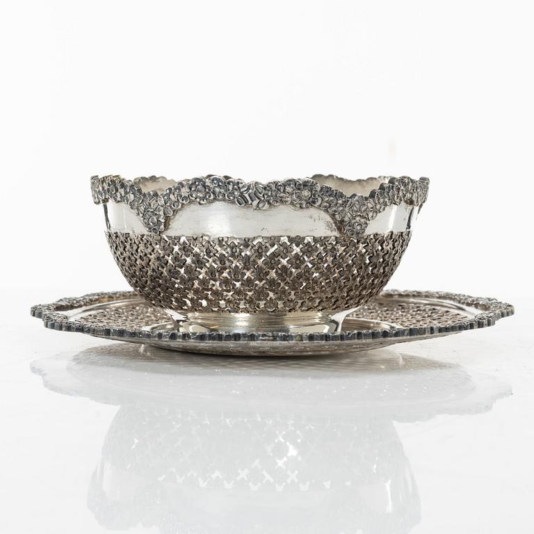 Skål på bricka, silver, Persien (Iran), 1900-tal.