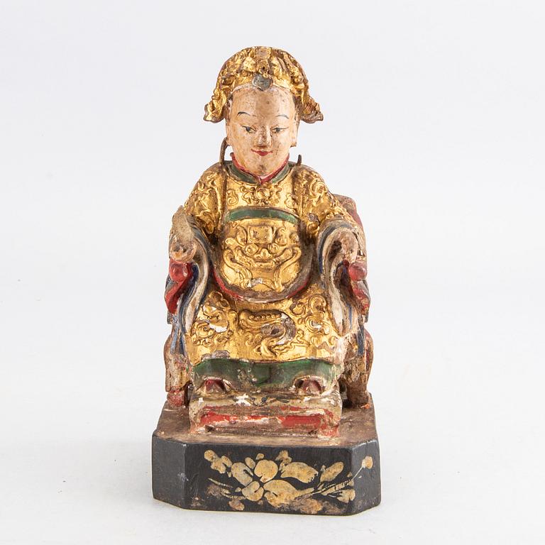 A seated wooden figure of an official, Qing dynasty, 19th Century.