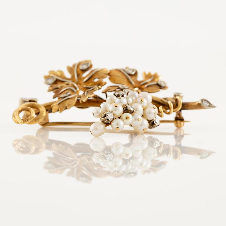 A pair of earrings and a brooch in 18K gold in the form of grapes with pearls and round brilliant-cut diamonds.