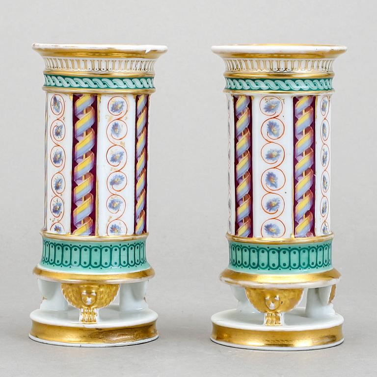 VASER, ett par, porslin, empire, 1800-talets andra kvartal.
