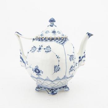 A Royal Copenahgen "Musselmalet helblnode" porcelain teapot Denmark 1969-73.