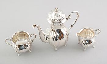 KAFFESERVIS, 3 delar, silver, svenska importstämplar, 1900-talets första hälft. Vikt ca 1009 g.