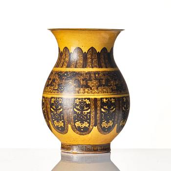 A yellow ground vase, late Qing dynasty/early 20th Century.