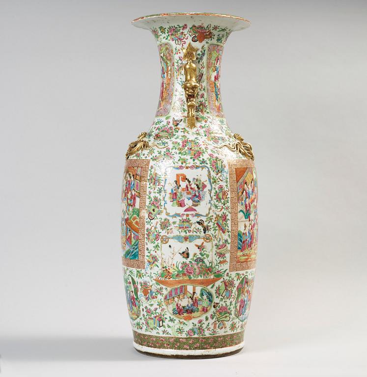 URNA, porslin. Qing dynastin, Kanton, 1800-tal.