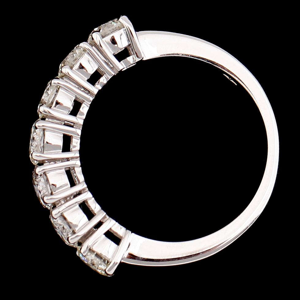 RING, 18 k vitguld, 7 briljantslipade diamanter tot ca 2.32 ct.