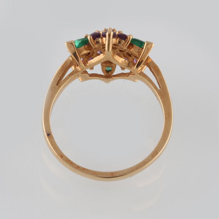 RING, 18K guld med fasettslipade ametister, 3 smaragder samt 4 briljantslipade diamanter, utländska stämplar. Vikt 6,0 g.