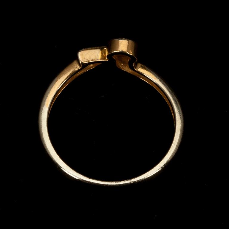 RING, guld 14K, 2 st. briljantslipade diamanter ca 0,10 ct. Finska kontrollstämplar 1991. Vikt 2,5 g.