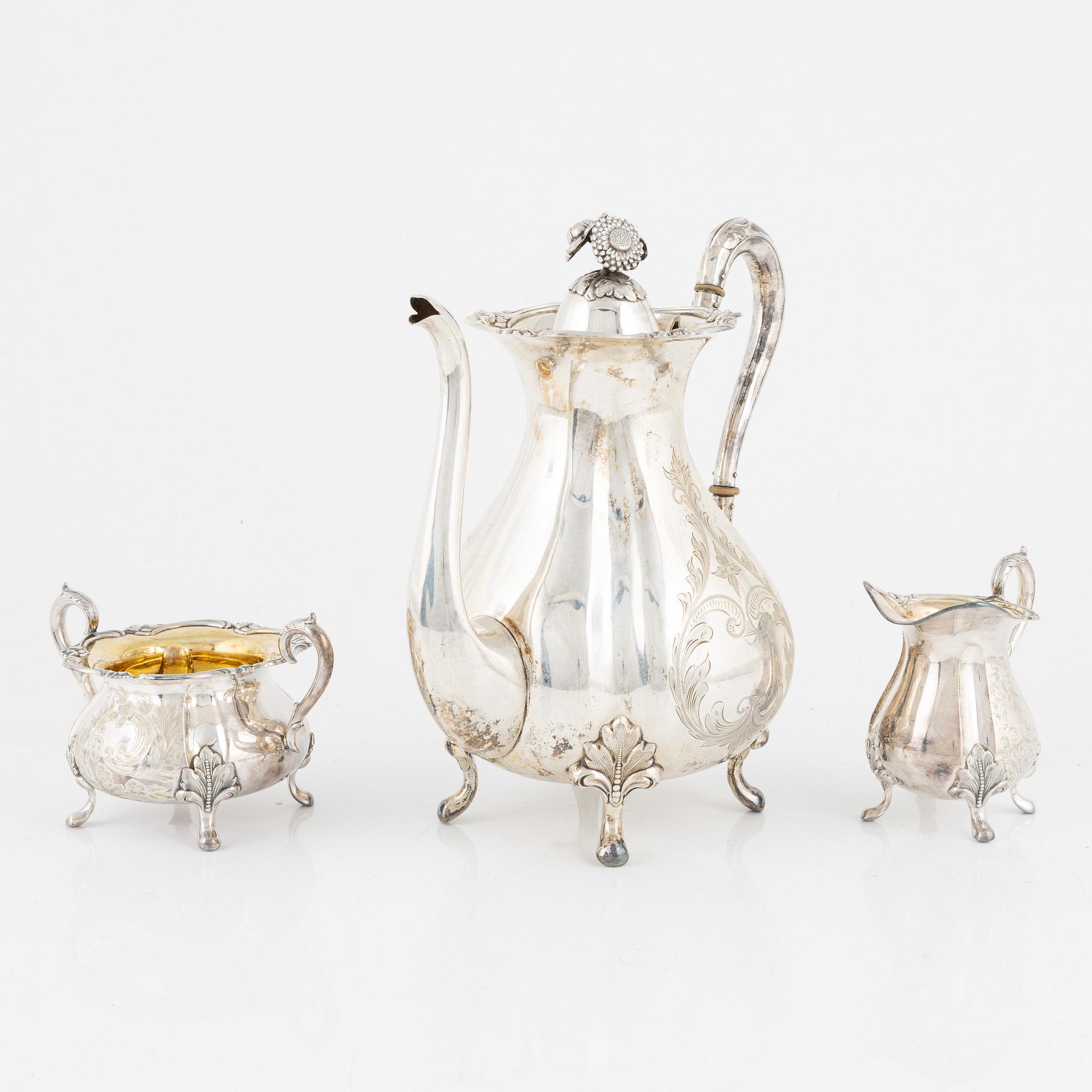 Kaffekanna, silver, GAB, Stockholm, 1921, samt sockerskål och gräddkanna, silver, Kultakeskus, Tavastehus, 1974.