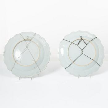 Tallrikar, ett par, vapenporslin, Qingdynastin, Qianlong (1736-95).