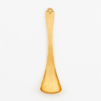 A Swedish 18K gold case, Erik Ytterbom, Stockholm 1810 and a 18K gold spatula, Gustaf Möllenborg, Stockholm 1866.