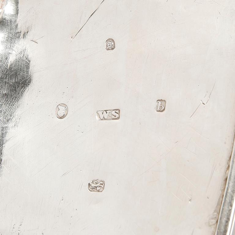 TEKANNA med FAT, silver, "WS", London, 1831-32. Total vikt ca 579g.