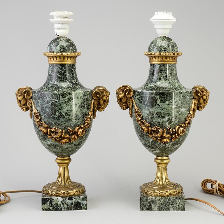 BORDSLAMPOR, ett par, Louis XVI-stil, 1900-talets andra hälft.