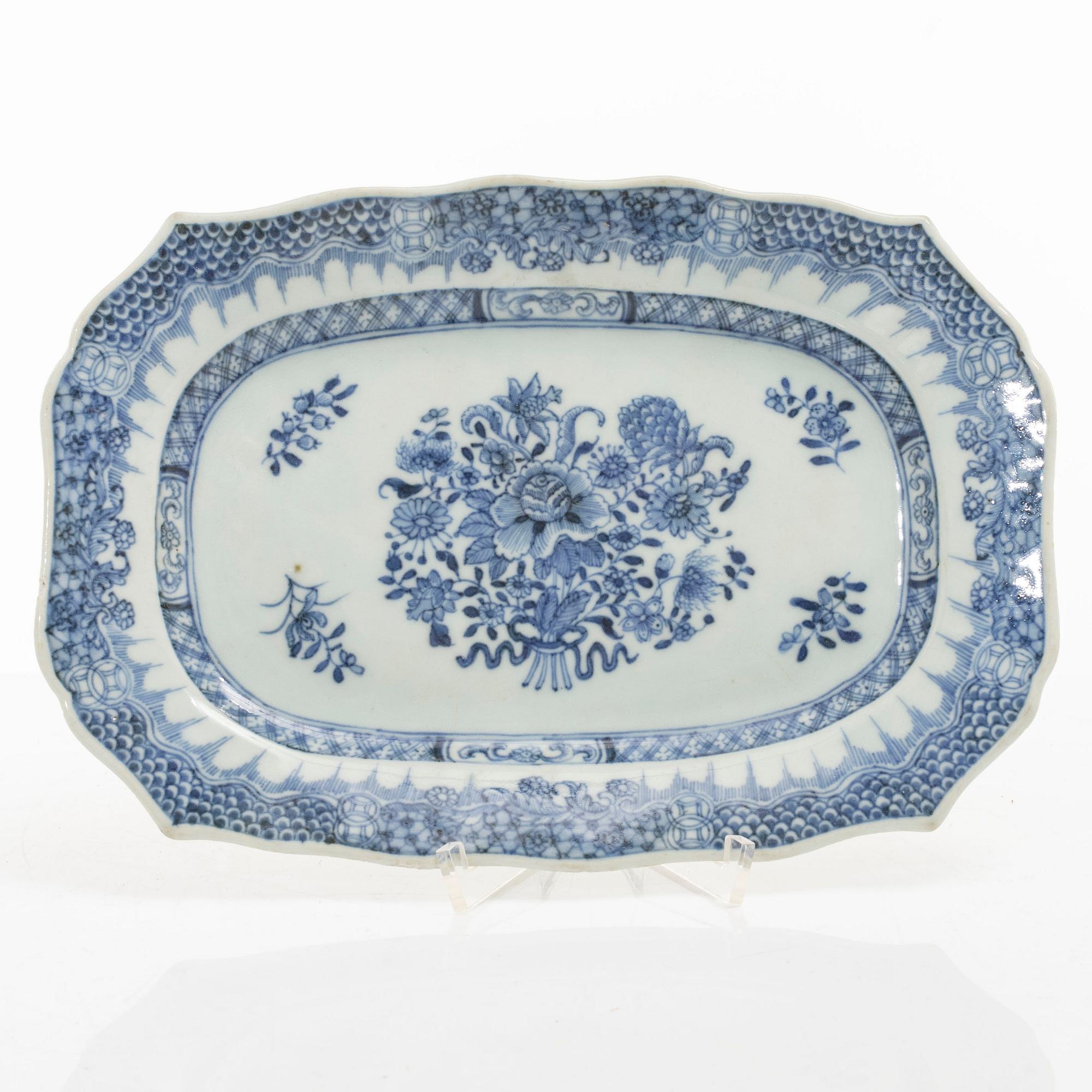 Two Chinese blue and white export porcelain dishes, Qing dynasty, Qianlong (1736-95).