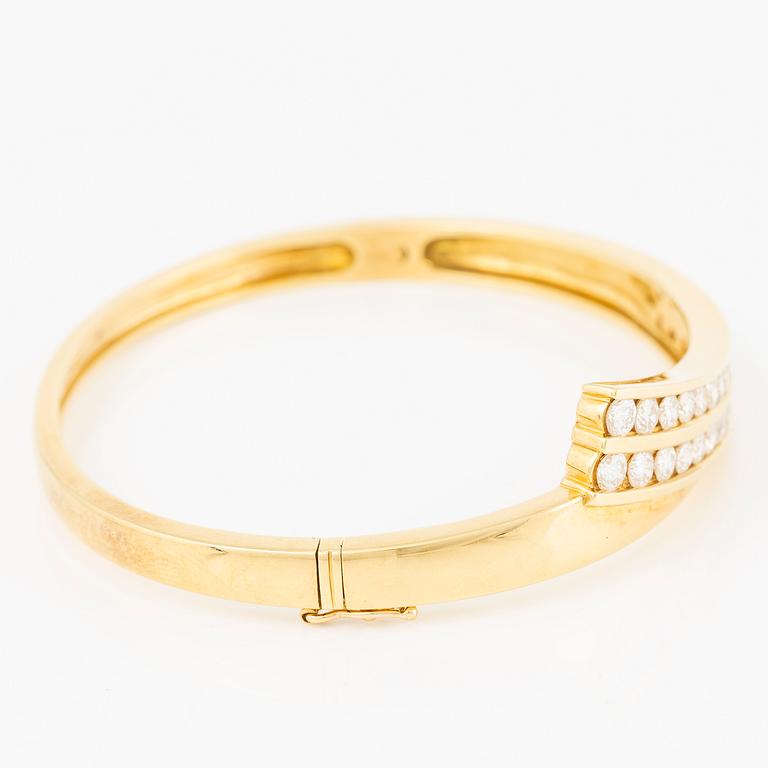 Bangle in 18K gold set with brilliant-cut diamonds.
