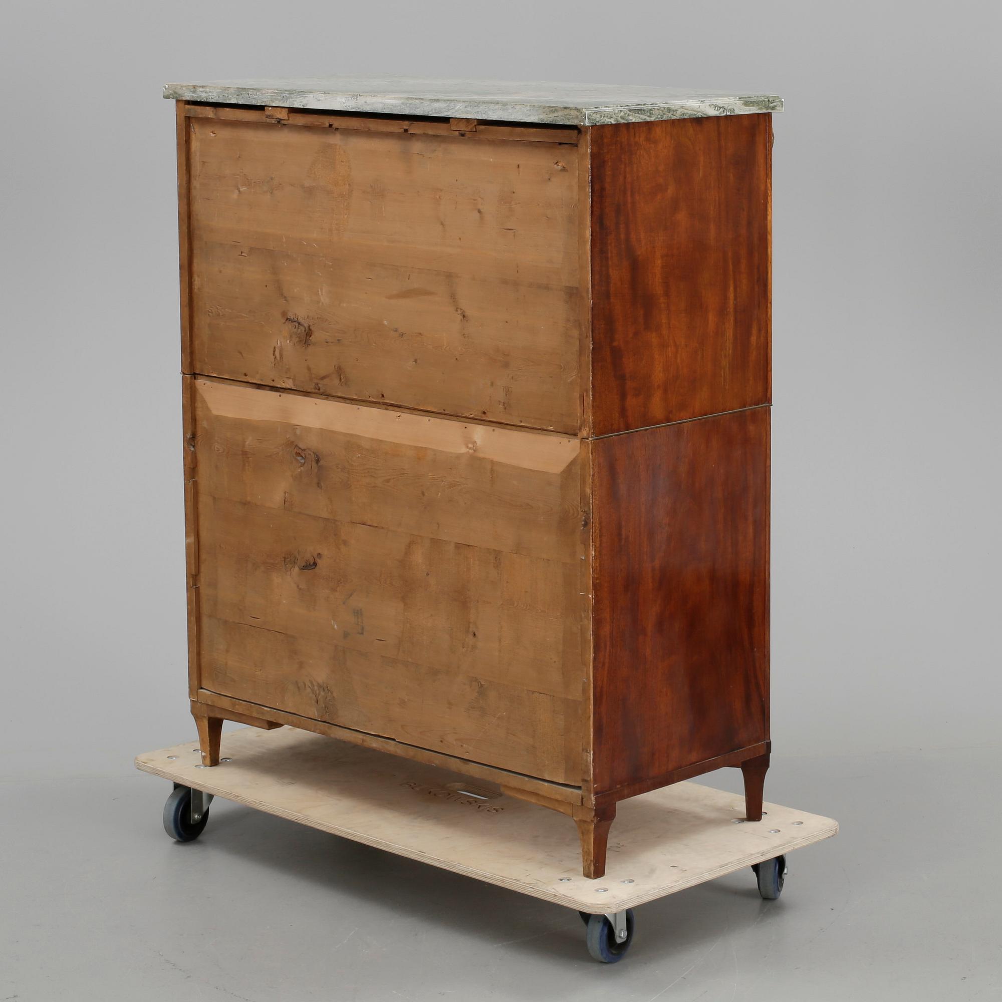 CHIFFONJÉ, sengustaviansk, omkring sekelskiftet 1800.