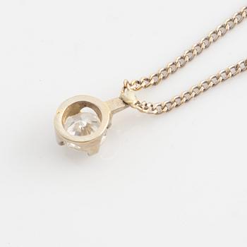 Örhängen samt hängsmycke med briljantslipade diamanter.