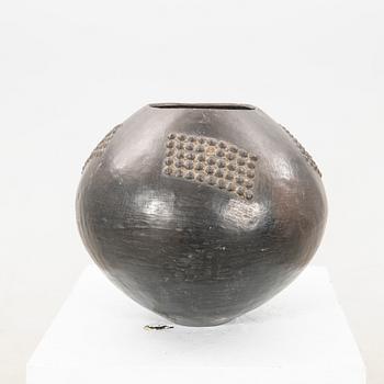 Beer pot Ukhamba, Zulu, South Africa 20th century.