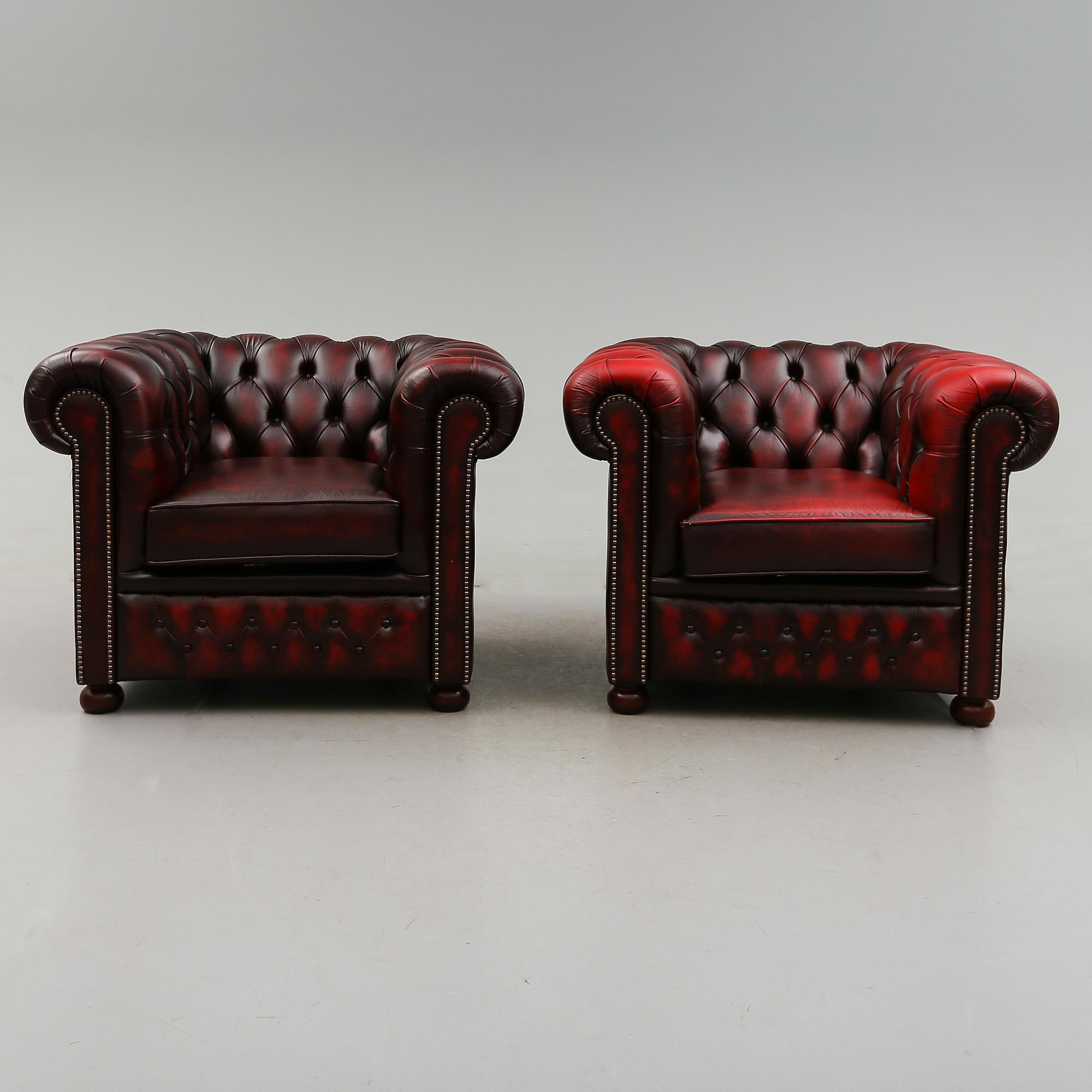 FÅTÖLJER, 1 par, Chesterfield-modell, England, 1900-talets andra hälft.