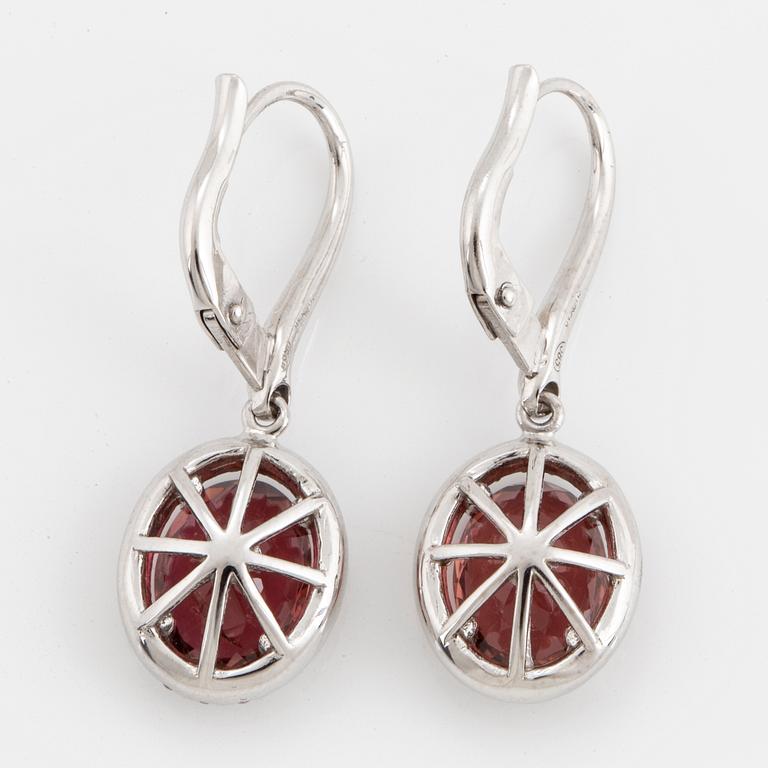 ÖRHÄNGEN, med ovala fasettslipade rosa turmaliner och briljantslipade diamanter.
