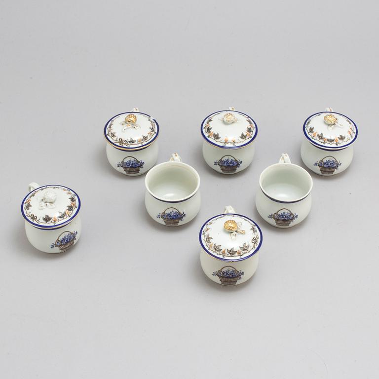 Seven porcelaine custard cups, China, circa 1800.