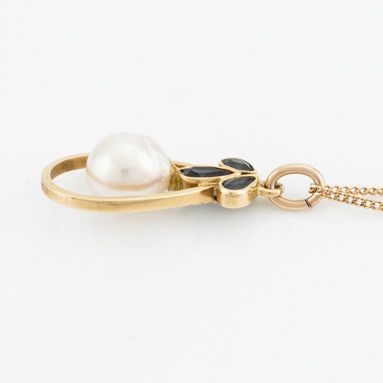 Pendant, 18K gold with pearl and small blue stones, with chain.