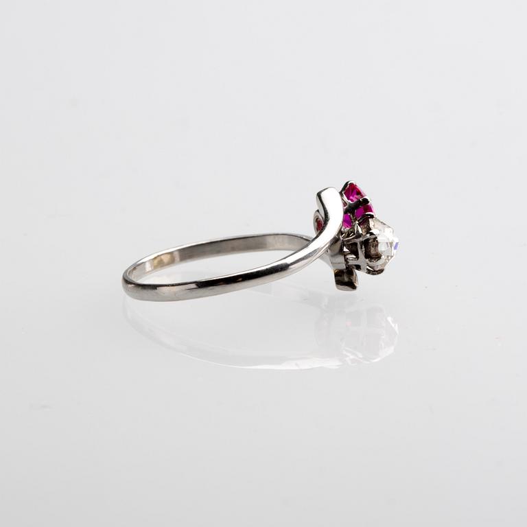 RING, 18 k vitguld med diamant ca 0.50 ct samt rubin ca 0.55ct. Lundström Göran, Piteå, 1939. Vikt ca 3,6 g.