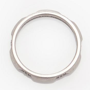 Tiffany & Co, sormus "True Band" platinaa ja briljanttihiottuja timantteja.