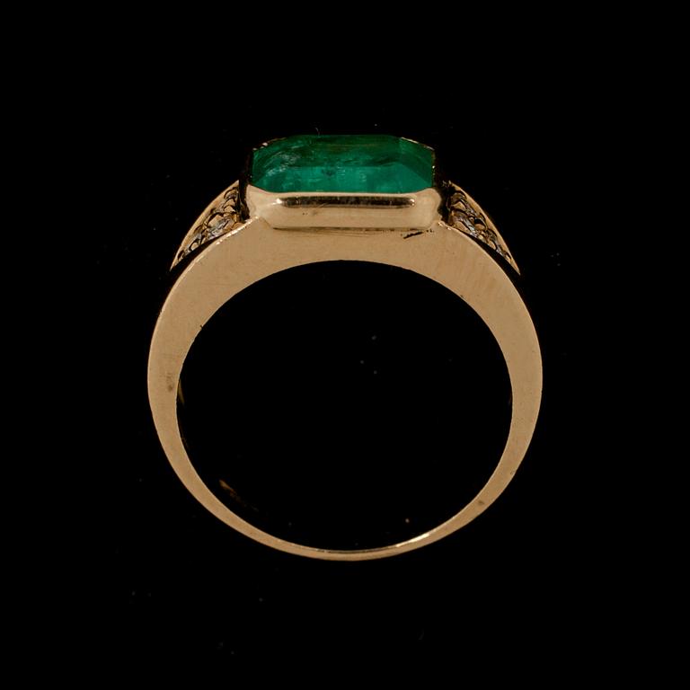 RING, 18 k guld med smaragd ca 1,40 ct samt briljantslipade diamanter. Vikt ca 5,5 g.