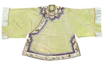 598. JACKET, SILK. China, late Qing dynasty. Height 79,5 cm.