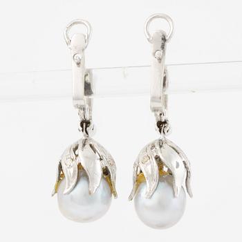 Örhängen, ett par, 18K vitguld med grå pärlor och små åttkantslipade diamanter.