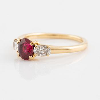 Cartier, Ring med oval rubin och ovala diamanter.