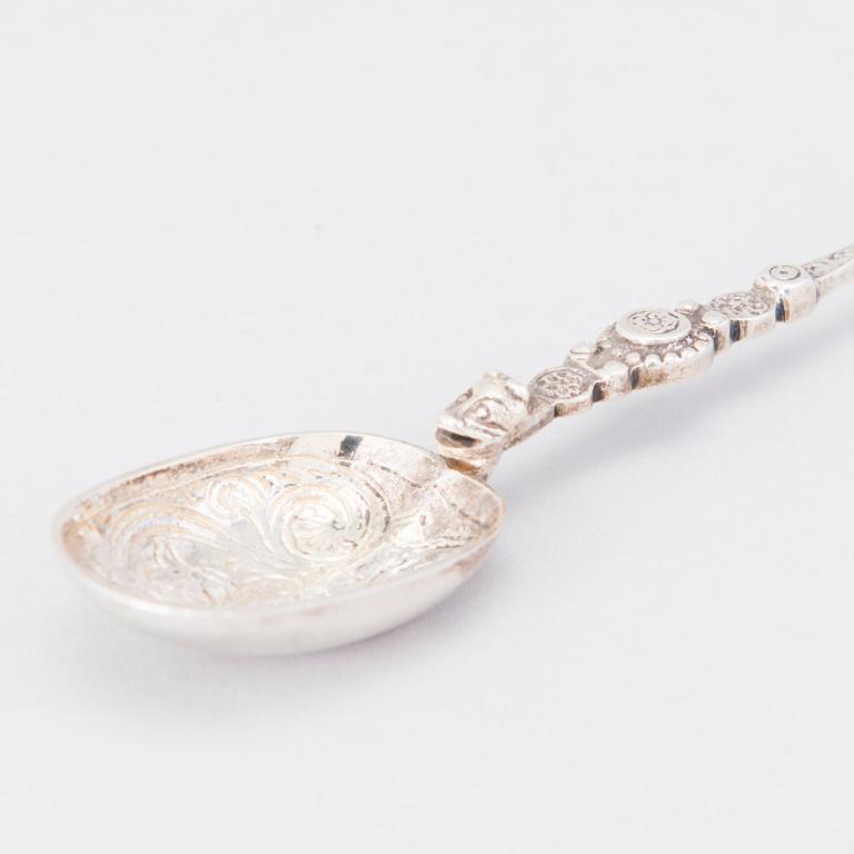 SALTKARSPAR med SALTSKEDAR samt TESKED och SKÅL, sterling silver, delvis förgyllda, London och Sheffield, 1883-1902.