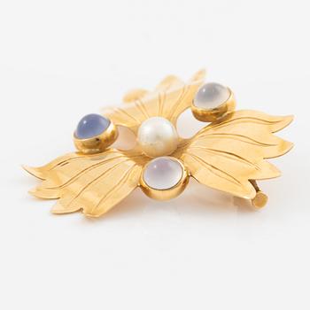 Brooch 18K gold with a cultured pearl and blue stones likely chalcedony, Stigbert.