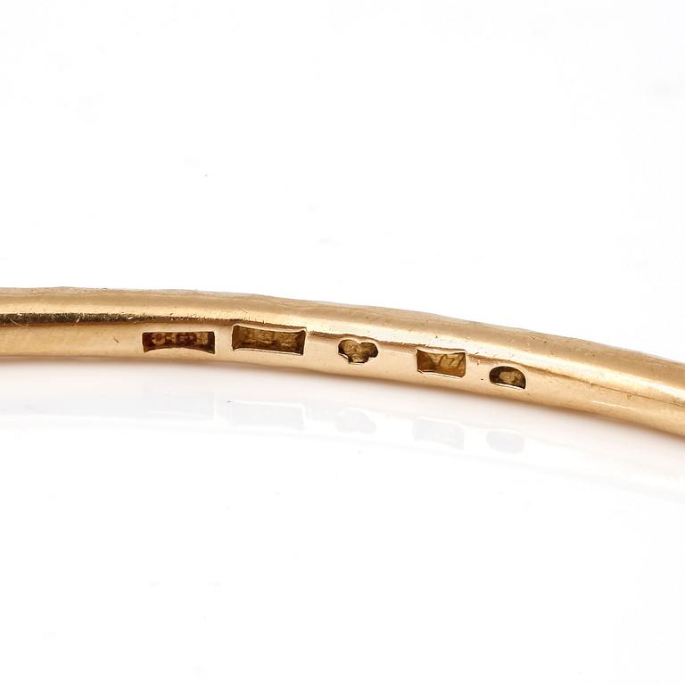 ARMRING, C G Hallbergs, Stockholm, 1923. 18K guld.