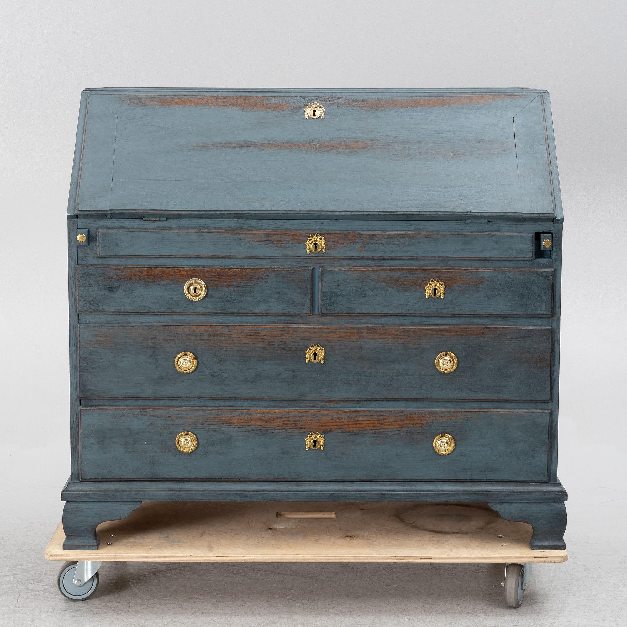 A secretaire, circa 1800.