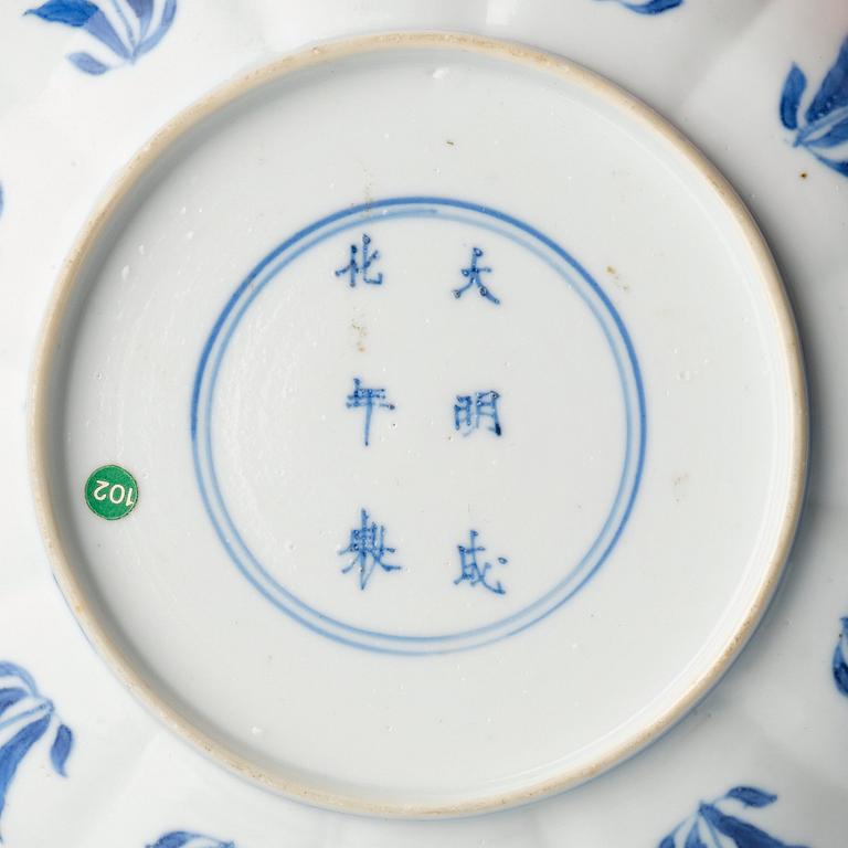 A blue and white dish, Qing dynasty, Kangxi (1662-1722).