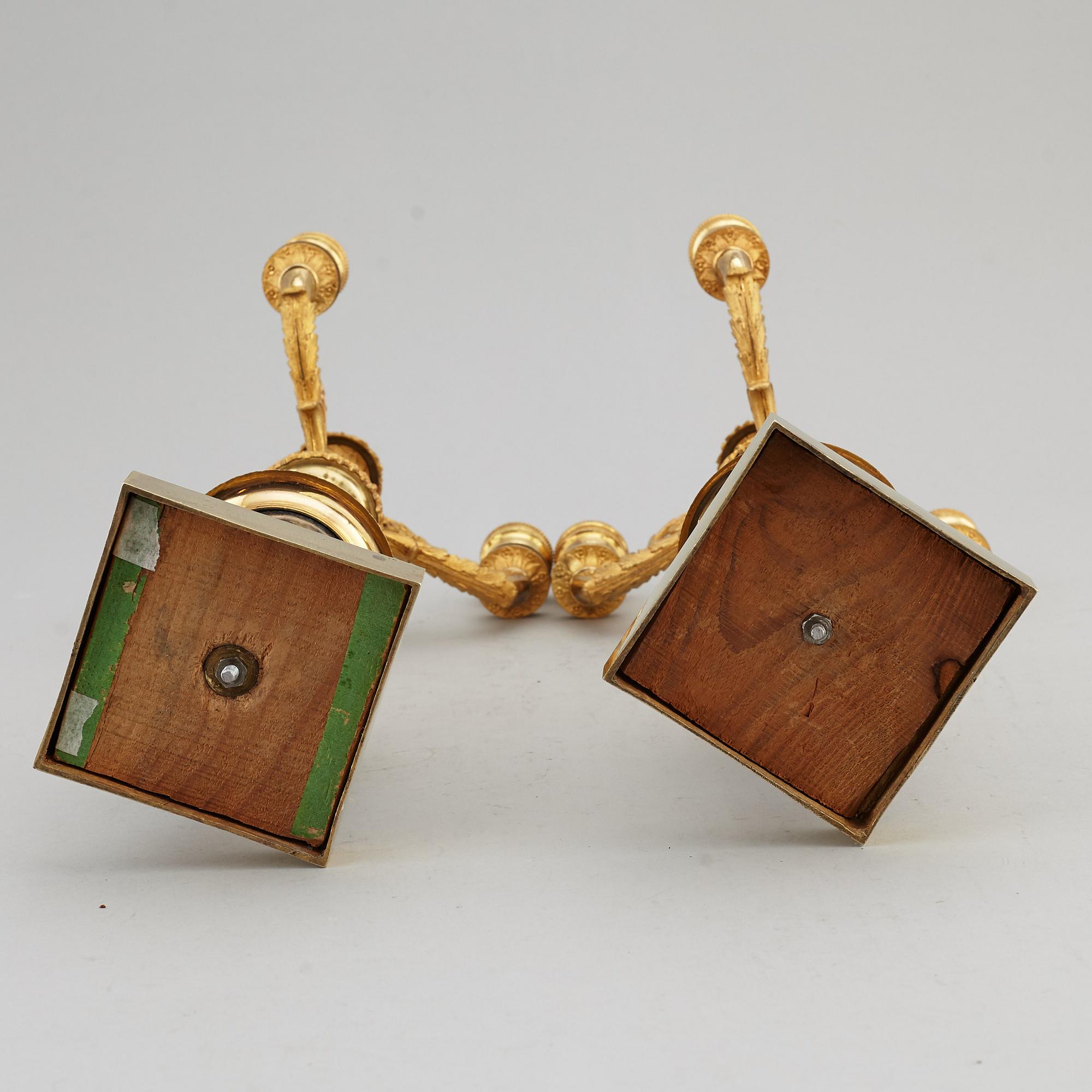 KANDELABRAR, ett par, förgylld brons och marmor, 1800-talets första hälft.