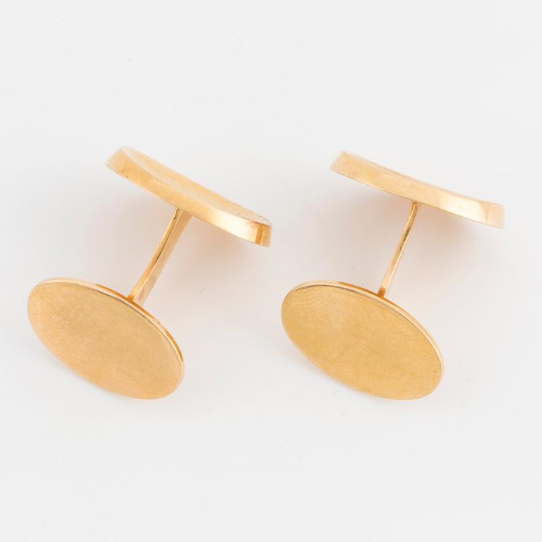 A pair of 18K gold cufflinks.