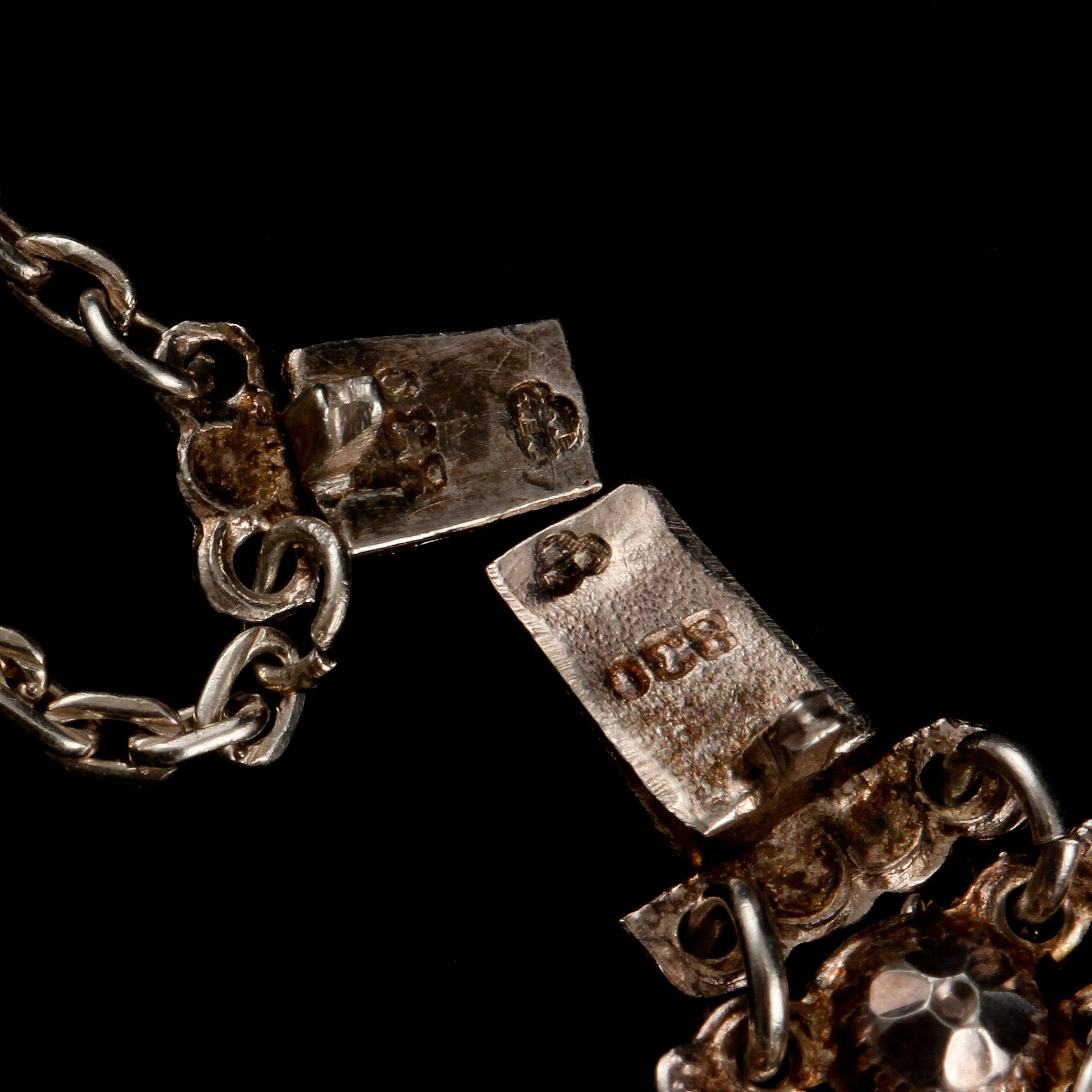 DRÄKTSMYCKEN, 2 st. Silver. 1800-talets mitt. Vikt 33 g.