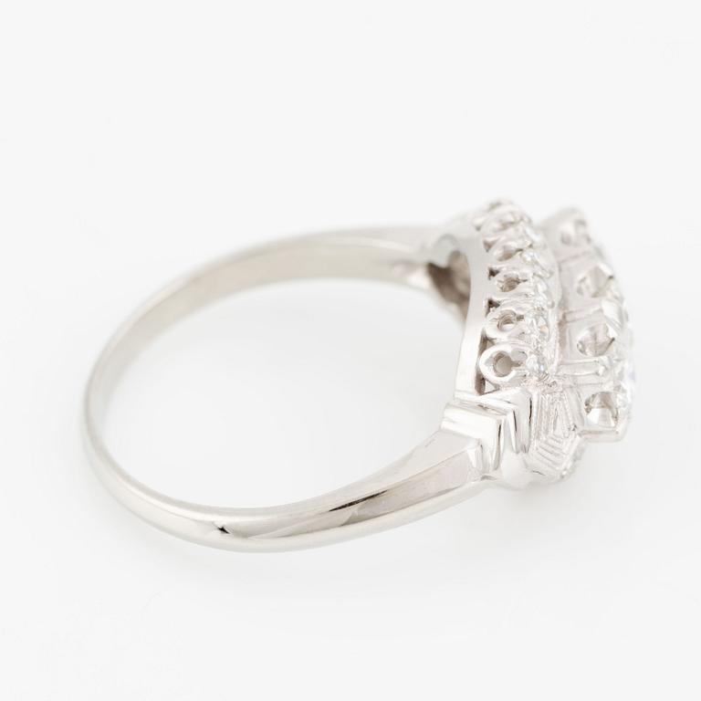 Ring in 18K white gold with round brilliant-cut and single-cut diamonds.