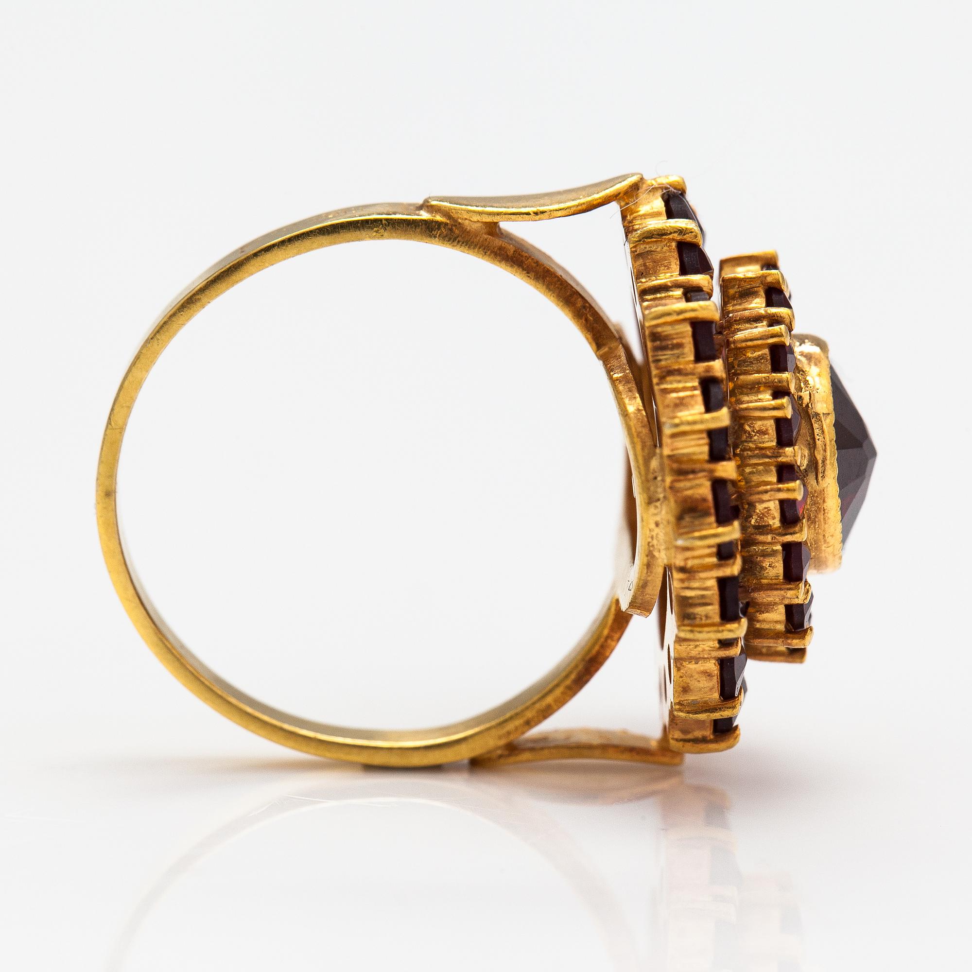 Ring, förgyllt silver och granater. Importstämplad Hugo Grün, Helsingfors.