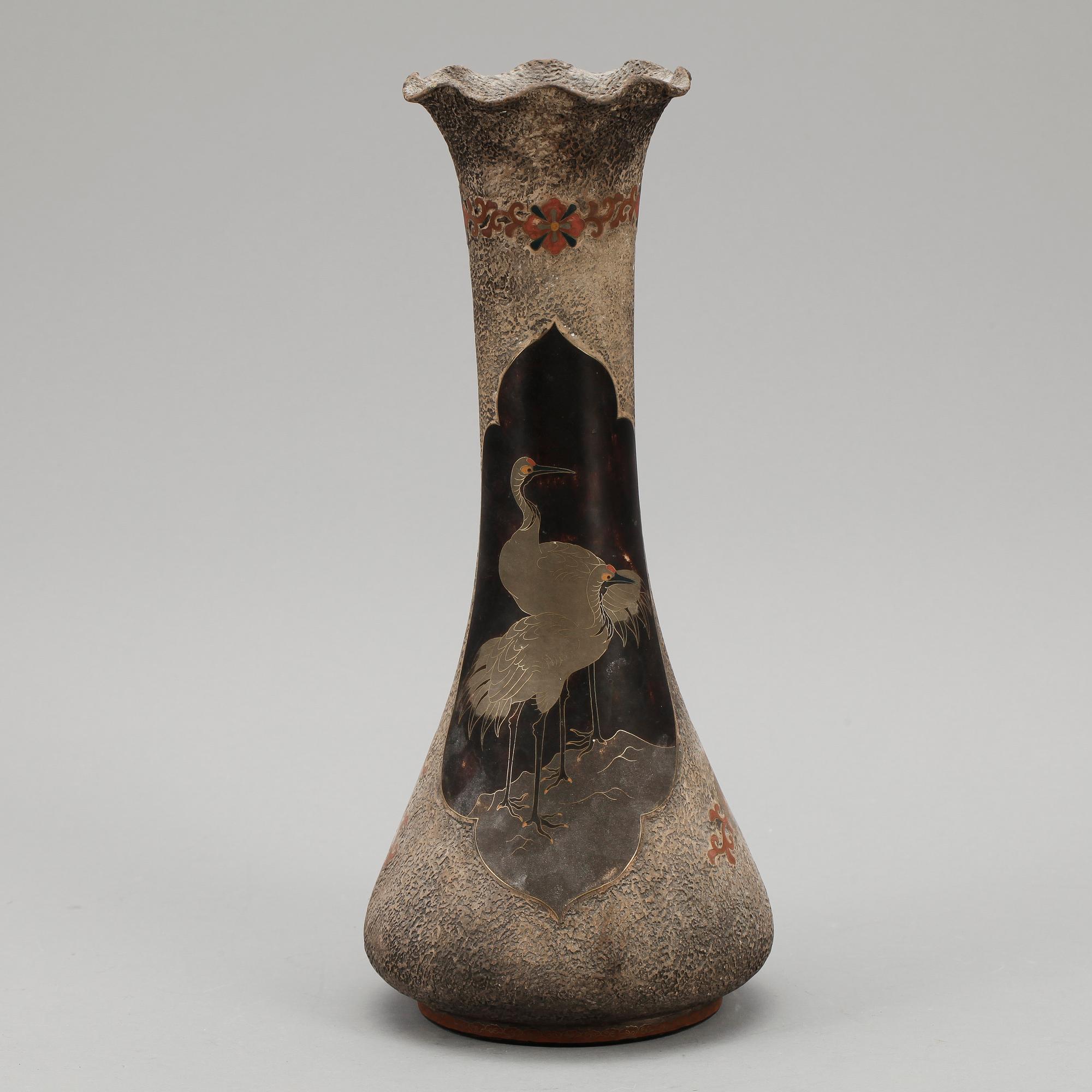 VAS, porslin, Japan, 1900-talets första hälft.